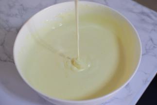 用电动打蛋器打发至，低落不容易消失的状态。