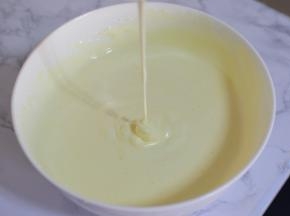 用电动打蛋器打发至，低落不容易消失的状态。