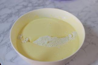 将过筛的面粉和泡打粉倒入再打发好的鸡蛋中。