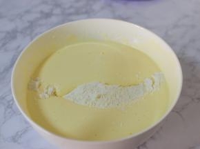 将过筛的面粉和泡打粉倒入再打发好的鸡蛋中。