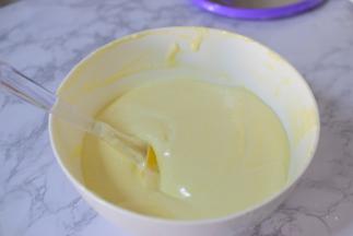 用刮刀翻拌均匀