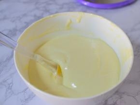 用刮刀翻拌均匀