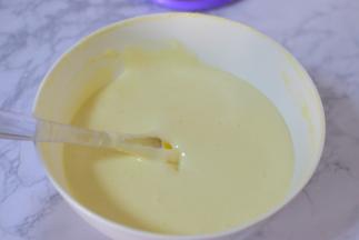 再次用刮刀翻拌均匀，装入裱花袋