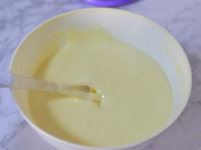 再次用刮刀翻拌均匀，装入裱花袋