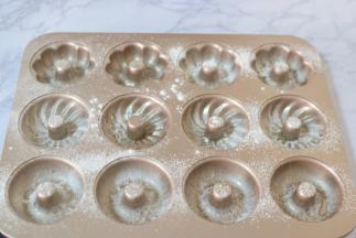 模具上撒一层薄薄的面粉，防粘