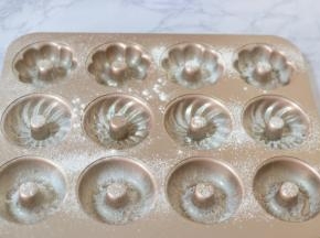 模具上撒一层薄薄的面粉，防粘