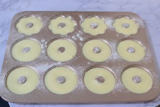 容器中挤上蛋糕糊，九分满即可