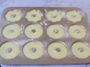 容器中挤上蛋糕糊，九分满即可