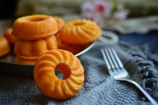 又香又甜的蛋糕甜甜圈做好了，来！吃一个吧！