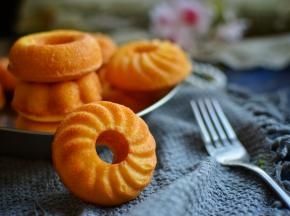 又香又甜的蛋糕甜甜圈做好了，来！吃一个吧！