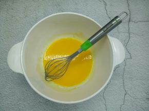 将蛋黄和蛋清分离，注意盛放蛋清的打蛋盆一定要保证无油无水，打蛋清我有专用盆子。蛋黄先打散一下，再加入玉米油搅打均匀
