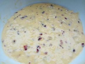 搅拌好了以后，加入提前筛好的低筋面粉拌匀，拌的时候用打蛋器呈z字形状轻轻的来回搅动，不要转圈搅拌，以免起筋