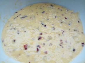 搅拌好了以后，加入提前筛好的低筋面粉拌匀，拌的时候用打蛋器呈z字形状轻轻的来回搅动，不要转圈搅拌，以免起筋