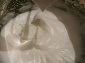 接着再用电动打蛋器继续高速打发，当蛋清泡沫消失，变得细腻顺滑的时候就可以再加入另外的三分之一糖粉