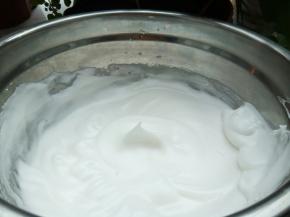 将蛋白打发到干性发泡的状态（提起打蛋器后，蛋白拉出直立的尖角）