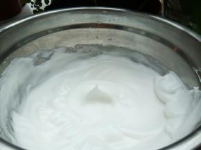 将蛋白打发到干性发泡的状态（提起打蛋器后，蛋白拉出直立的尖角）