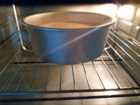 将蛋糕模放入预热好的烤箱，上下火130度，中层（我的烤箱只有3层），烤50分钟。