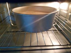 将蛋糕模放入预热好的烤箱，上下火130度，中层（我的烤箱只有3层），烤50分钟。