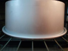 将出炉的蛋糕，垂直震一下，立即倒扣在烤网上或者2个碗中间，直到完全冷却。一定要自然凉透了再脱模。