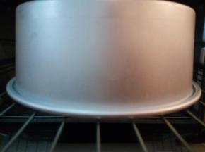 将出炉的蛋糕，垂直震一下，立即倒扣在烤网上或者2个碗中间，直到完全冷却。一定要自然凉透了再脱模。