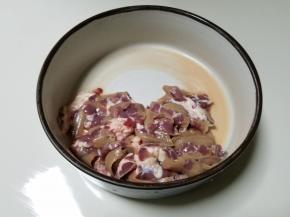 用快的刀把猪腰中间部位片出来，如果感觉自己刀功不行，就稍微冷冻一下~