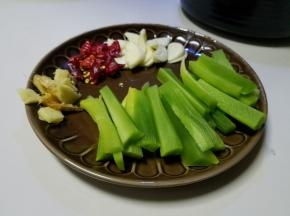 配菜切成条
大蒜切成片
然后准备辣椒，葱，姜。