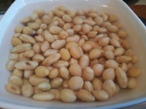 用冷水洗干净，泡发涨开