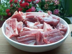 猪的蹄髈，小个的蹄髈，炖汤非常不错