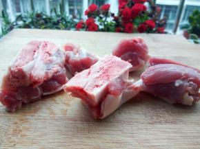 超市买的，就只把骨头剁了一下，回家还是要改刀切小块