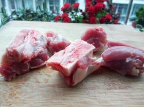 超市买的，就只把骨头剁了一下，回家还是要改刀切小块