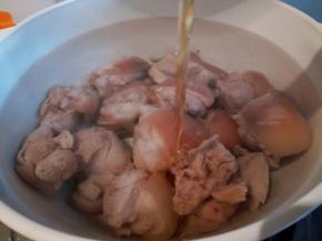 冷水下猪蹄髈，加点料酒，足够的水