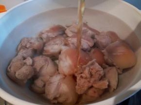 冷水下猪蹄髈，加点料酒，足够的水