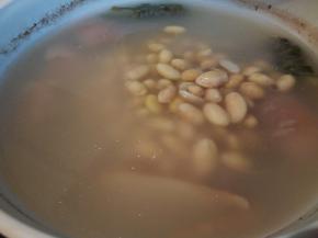 再加入黄豆，大火煮开，改小火再炖一小时