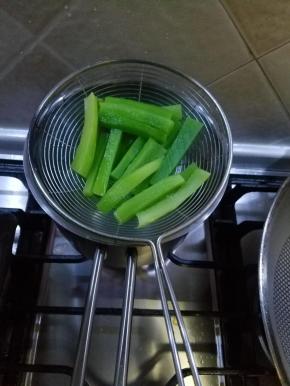 开水滚开，烫一下莴笋，如果是土豆就不需要这个步骤，土豆比较好熟.
只要变颜色就可以漏勺捞出，接着烫一下腰稍(腰花）.