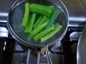 开水滚开，烫一下莴笋，如果是土豆就不需要这个步骤，土豆比较好熟.
只要变颜色就可以漏勺捞出，接着烫一下腰稍(腰花）.