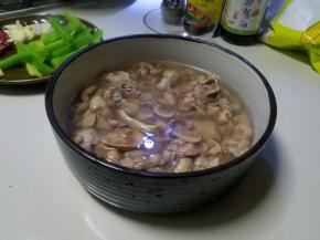 捞出腰稍(腰花），
小贴士，变色变形就可以捞出，不必等水沸腾~
然后过冷水，冲净血水。