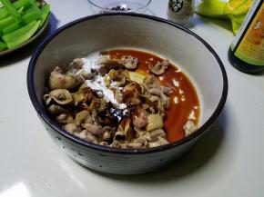 加入生抽(我用的是海天凉拌酱油），胡椒少许，料酒(或者白酒）几滴，耗油2~3勺，玉米淀粉拌匀即可