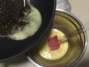 倒入煮好的黄油（此刻黄油大约21摄氏度）