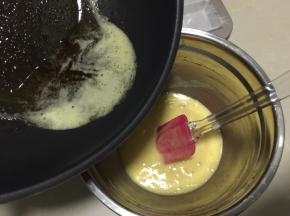 倒入煮好的黄油（此刻黄油大约21摄氏度）