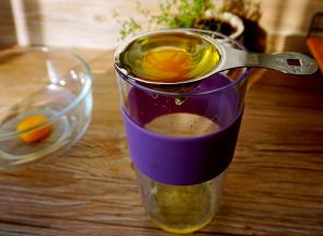 蛋清蛋黄分离，蛋清送进冷藏室冷藏十五分钟