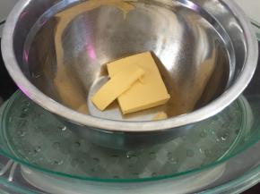 黄油切块后放入蒸锅蒸1分钟稍微软化，也可以微波炉叮一分钟，天气太冷室温软化不了