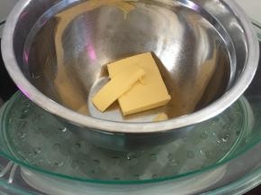 黄油切块后放入蒸锅蒸1分钟稍微软化，也可以微波炉叮一分钟，天气太冷室温软化不了