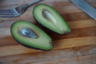 牛油果切半去核，取肉