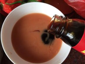 然后加入适量清水，再加入蚝油