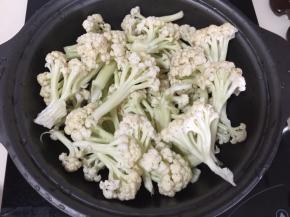 花椰菜洗净后撕成小朵，放入锅里加入适量清水煲