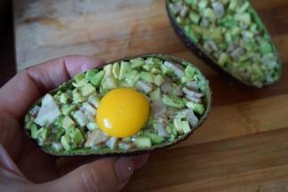 在培根牛油果中磕入鹧鸪蛋