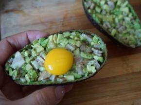 在培根牛油果中磕入鹧鸪蛋