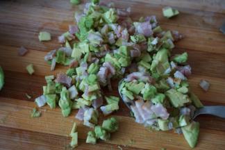 再将培根牛油果搅拌均匀