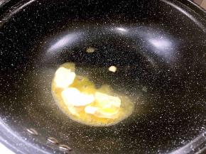 不粘锅置火上加热，放入黄油用小火将黄油溶化