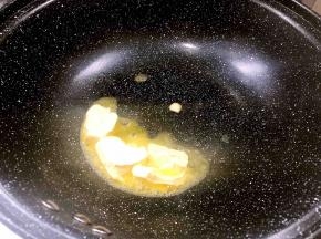 不粘锅置火上加热，放入黄油用小火将黄油溶化